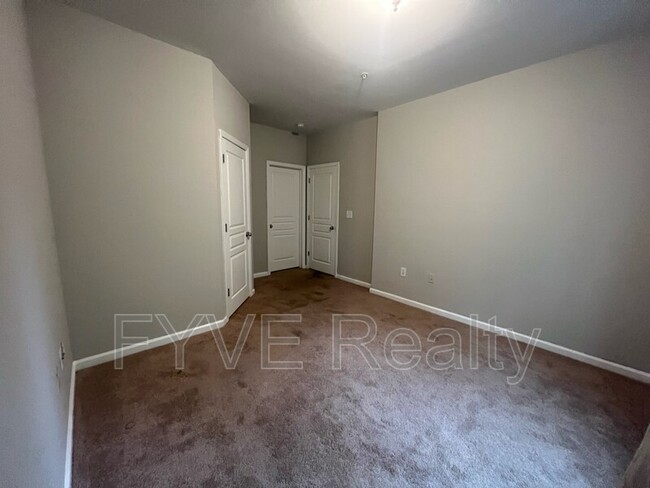 Building Photo - 280 Seven Farms Drive