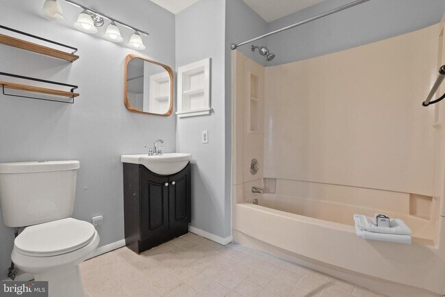 Building Photo - 4820B Aberdeen Dr