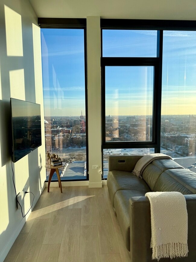 Building Photo - 1101 W Van Buren St