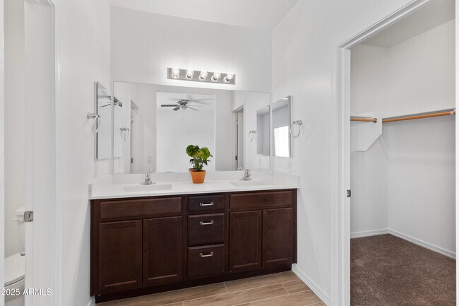 Building Photo - 2842 E Tracy Ln