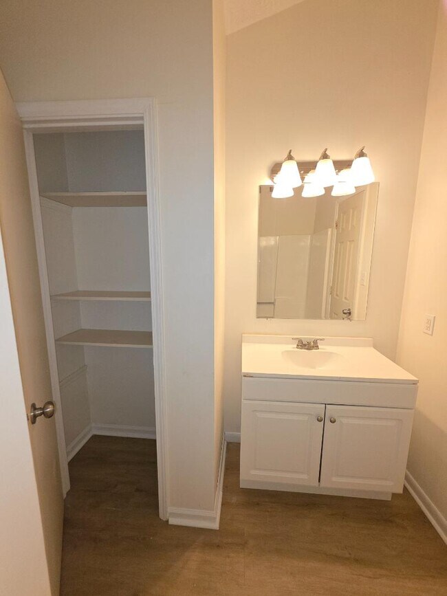 Building Photo - 450 Booth Cir SW