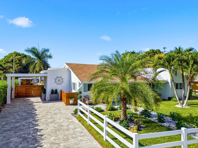 Building Photo - 2210 NE 3rd Ave