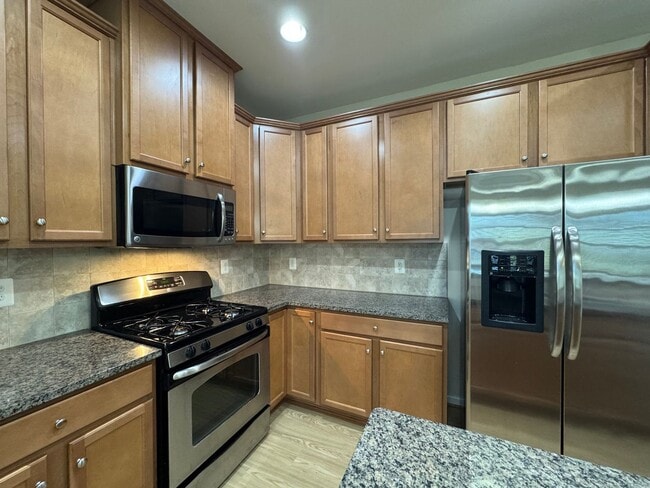Building Photo - Gorgeous 2 Bed 2 Bath End-Unit Townhome In...