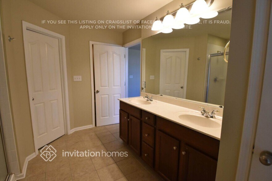 Building Photo - 4007 Fine Robe Dr