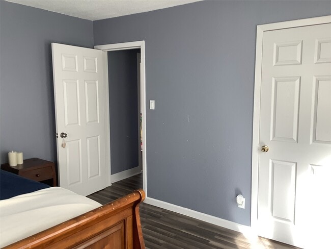 Building Photo - 715 S Market St