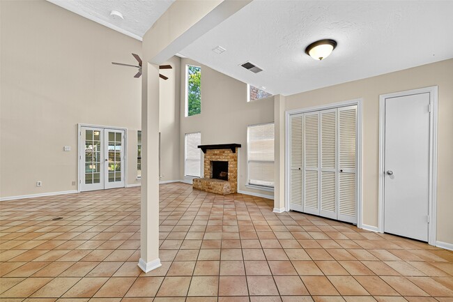 Building Photo - 812 Fleetwood Pl Dr