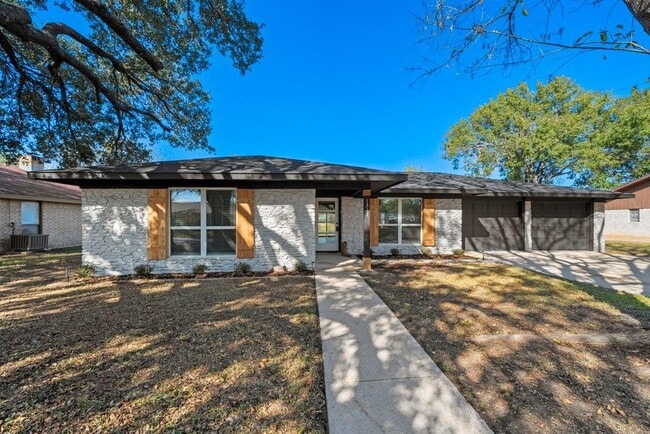 Building Photo - 1313 Redbud Trail