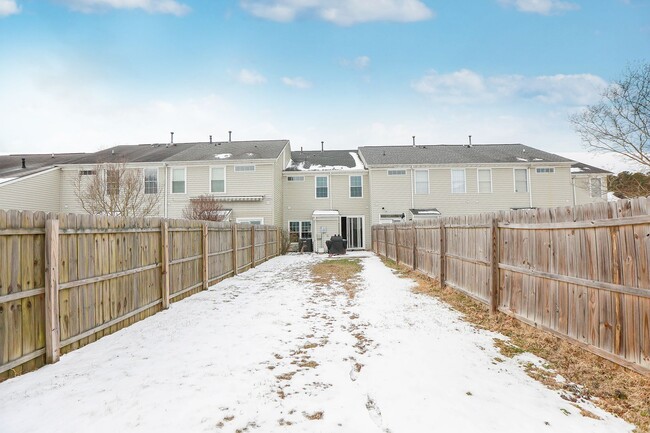 Building Photo - Townhome in the Kellam District