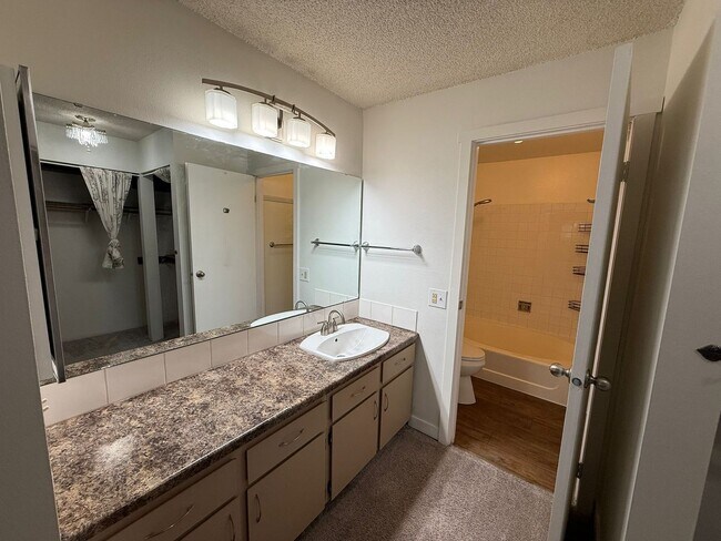 Building Photo - 2 Bedroom 2 Bathroom Plus Amenities!