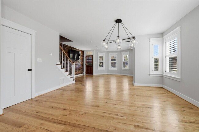 Building Photo - Charming Updated 4B/2.5B Home with Fenced Yard & Parking Included