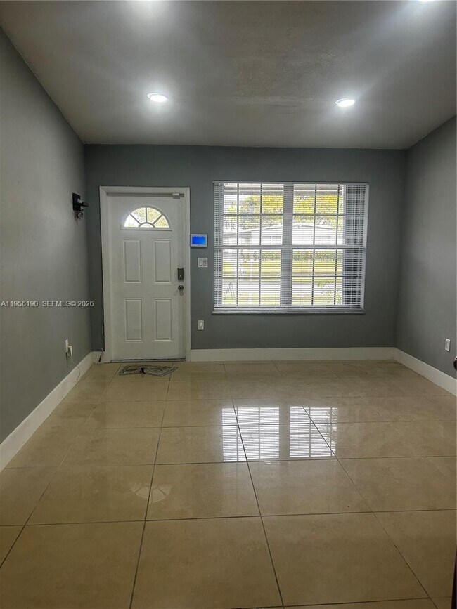 Building Photo - 3720 SW 32 Ave