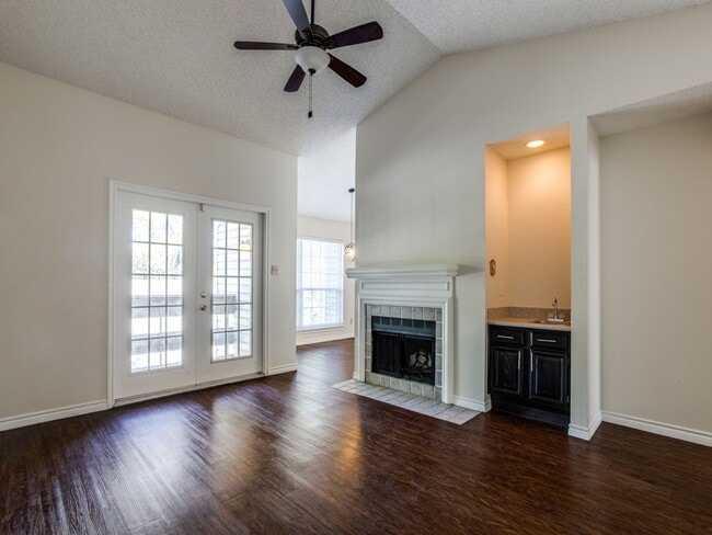 Building Photo - Two bedroom in the shaded Fair Oaks Apartments