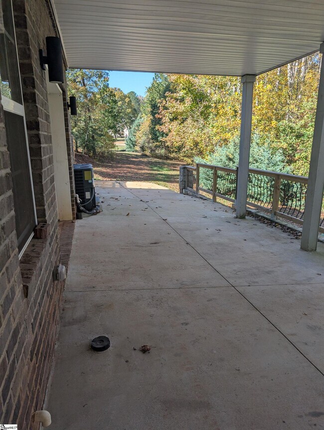 Building Photo - 154 S Lake Emory Dr