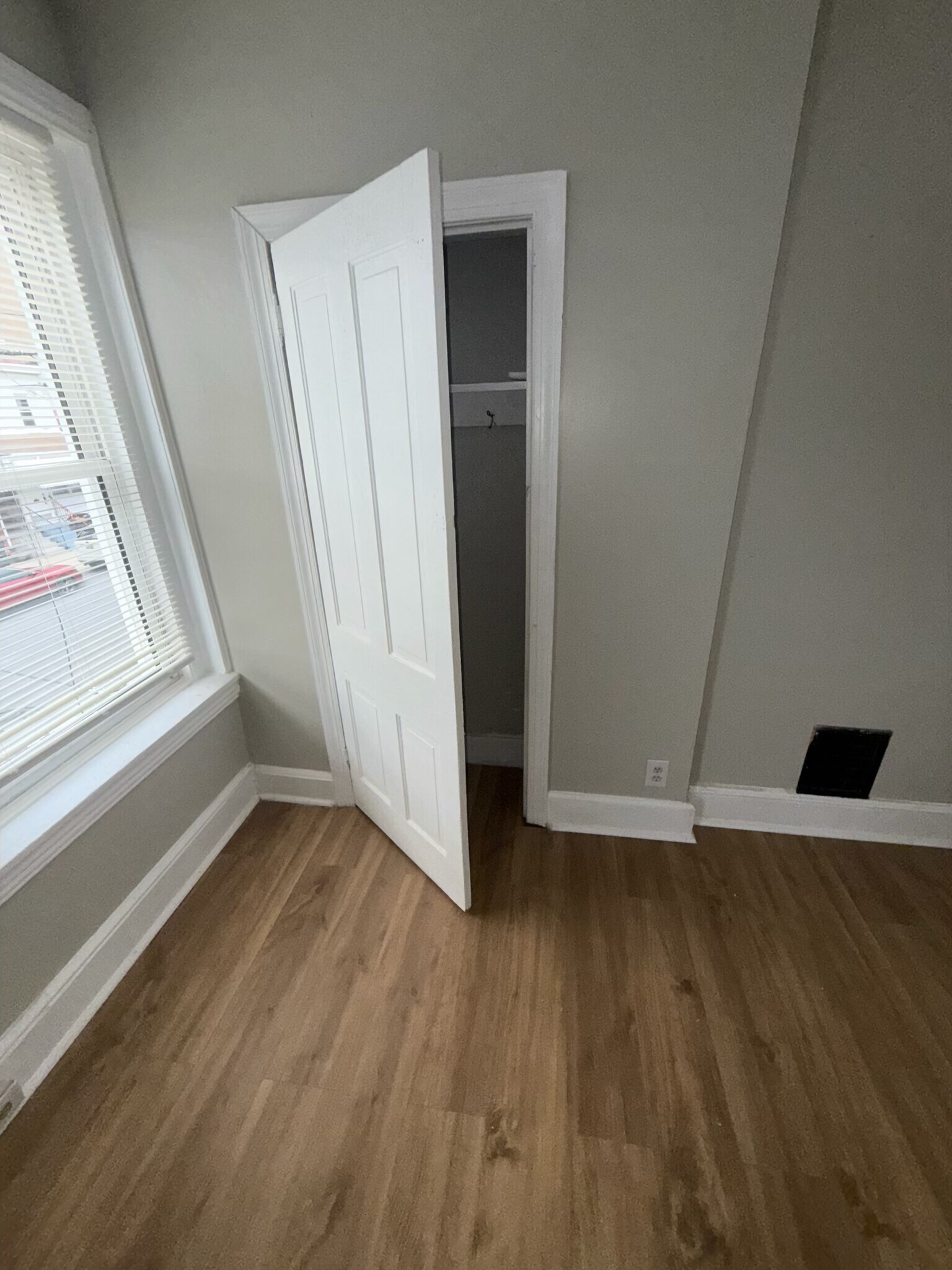 bedroom - 803 N DuPont St