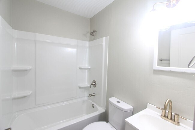 Building Photo - New on the Market and Newly Renovated!