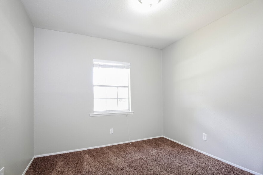 Building Photo - 1050 Brownwood Dr