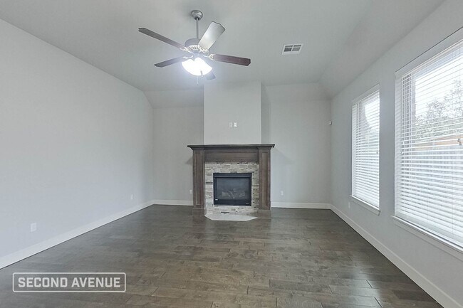 Building Photo - LIMITED TIME: $998 off second month’s rent...