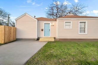Building Photo - Fully Furnished, Fully Updated, Fully Fort Worth!