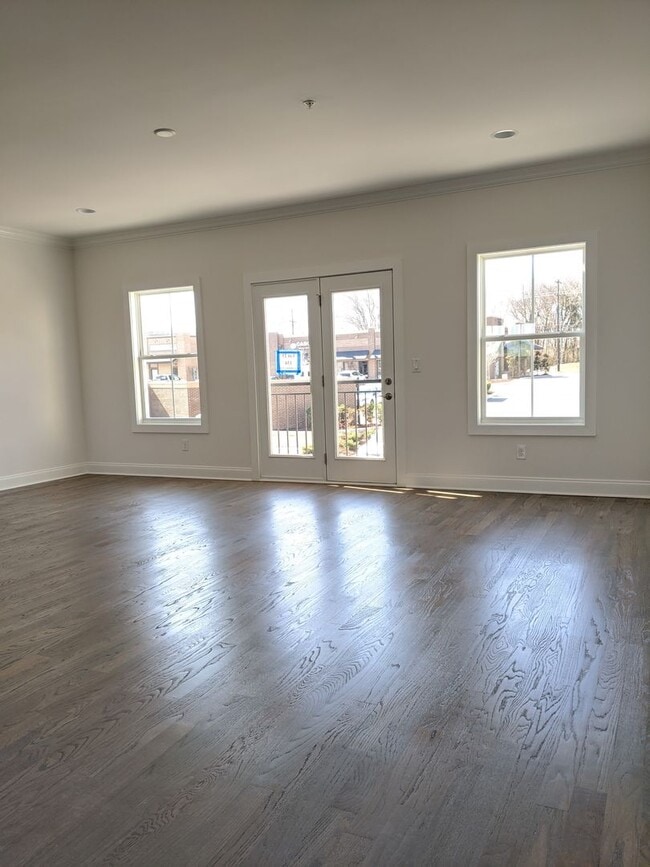 Building Photo - Beautiful 3 Bedroom Townhome w/2 car garage!