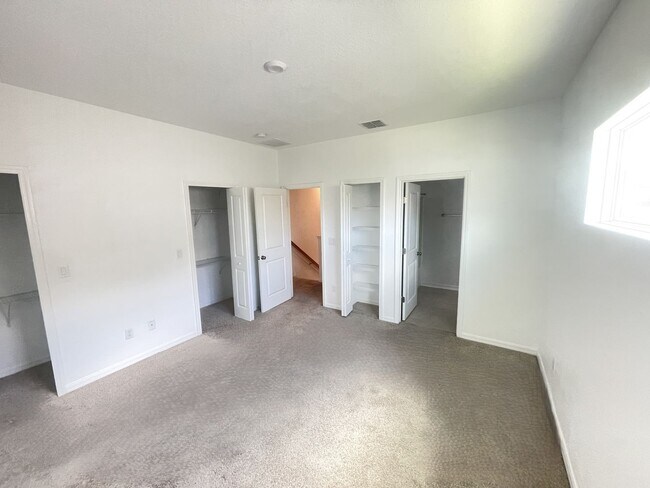 Building Photo - Charming 2-Bed, 2 and half-Bath Townhouse ...
