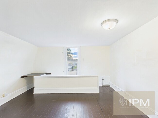 Building Photo - RENT SPECIAL! 1/2 FIRST MONTHS RENT IF DEPOSIT PLACED BY 3/31!