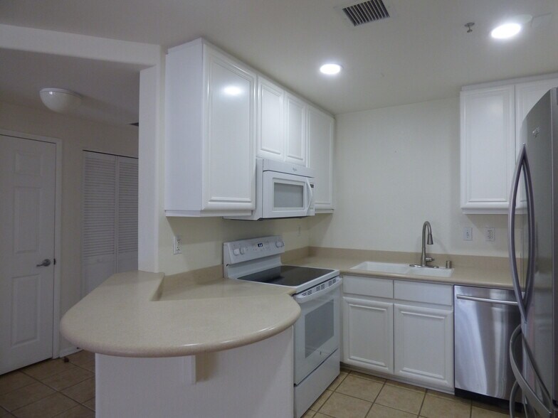 Building Photo - 350 K St