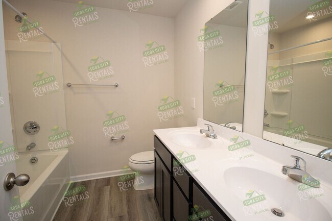 Building Photo - Modern 4 Bedroom Home ~ Minutes to Fort Jackson ~ Available June 2026!