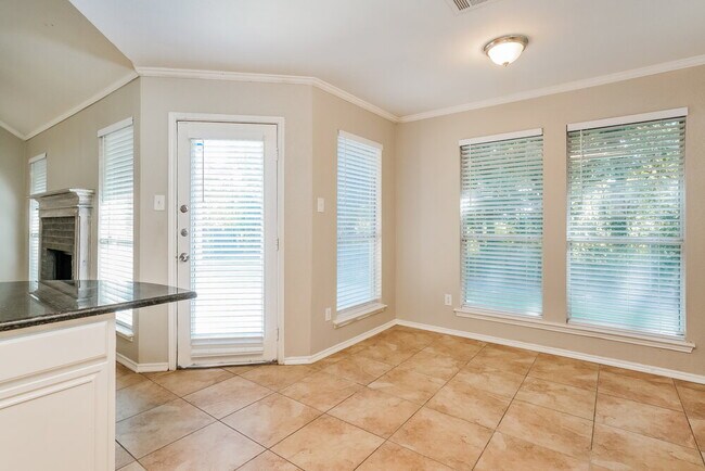 Building Photo - 316 Winnipeg Dr