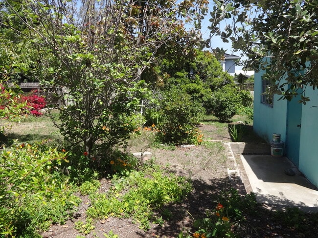 Building Photo - 2Bed 2Bath, Huge yard, PB location