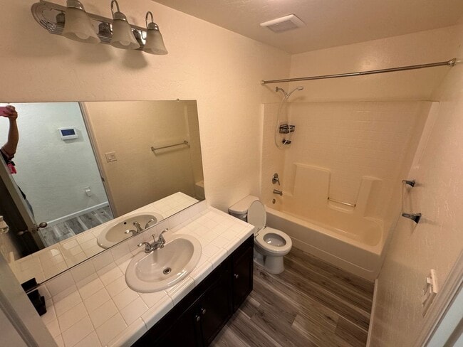 Building Photo - Lovely Home for rent in Hanford,Ca