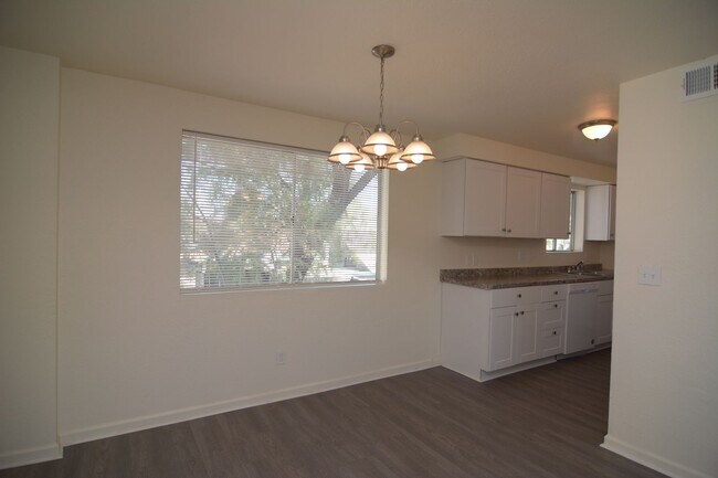 Building Photo - Remodeled 3 Bedroom 1 Bath Five-plex! Clos...