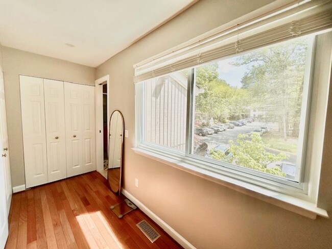 Building Photo - Welcome to this Lovely Home in Reston, VA!
