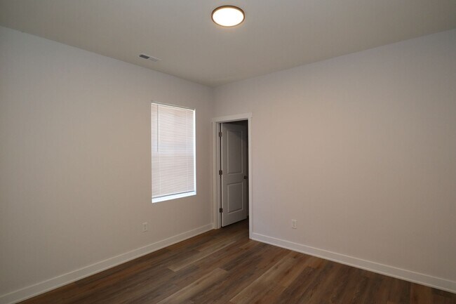 Building Photo - 3 Bedroom Downstairs Unit Near Eastside Duplex!