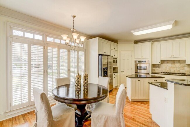 Building Photo - 704 Longleaf Dr NE
