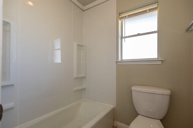 Building Photo - 5810 Meadowview Rd