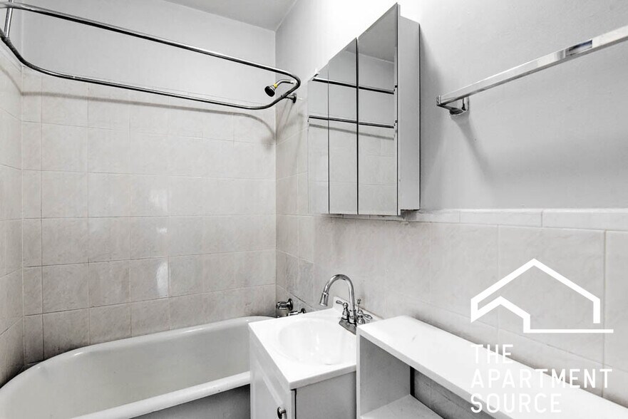 Building Photo - 3271 W Wrightwood Ave