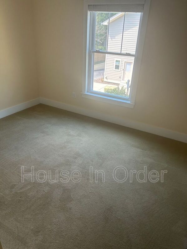 Building Photo - 129 Aurora Dr