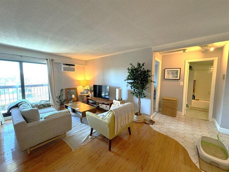 Primary Photo - 47 Mystic St