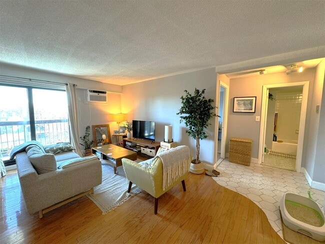 Building Photo - 47 Mystic St