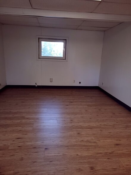 Building Photo - 1128 Hess Ave