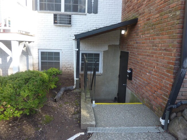 Building Photo - 133 B Parkside Dr