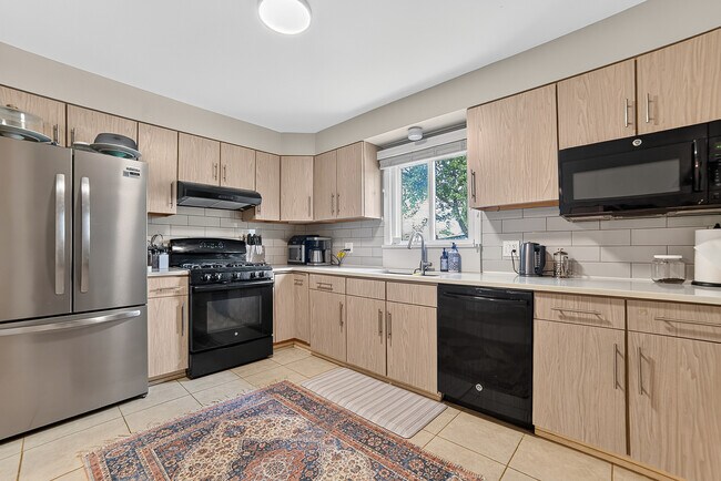 Building Photo - 4615 Larch Ave