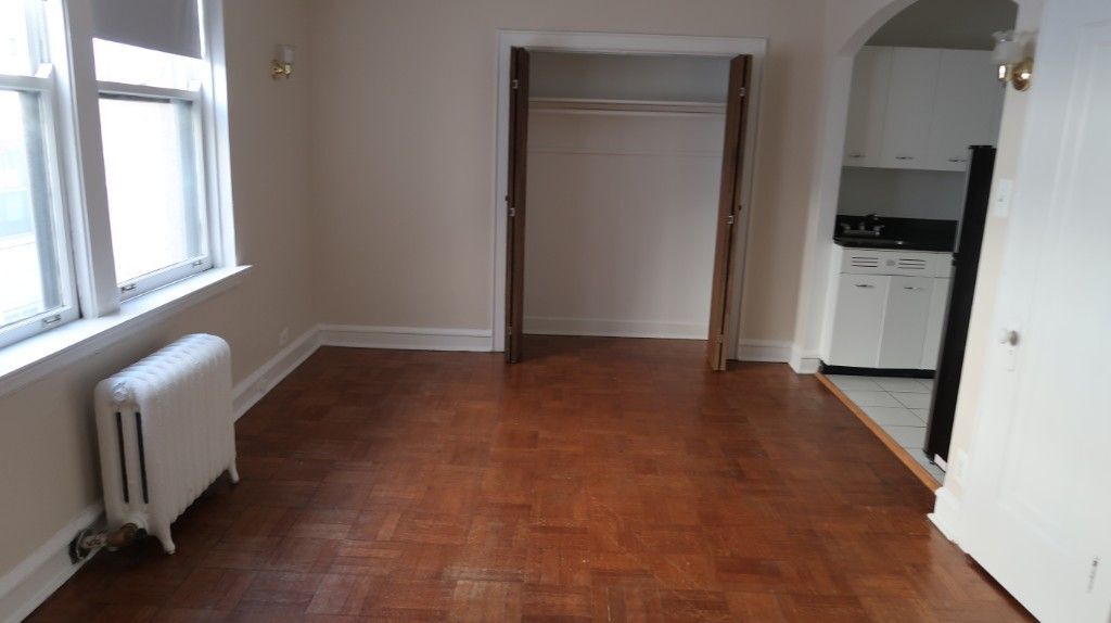 Building Photo - 1209 W Sherwin Ave