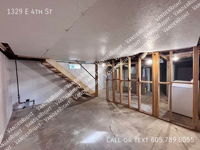 Building Photo - 1329 E 4th St