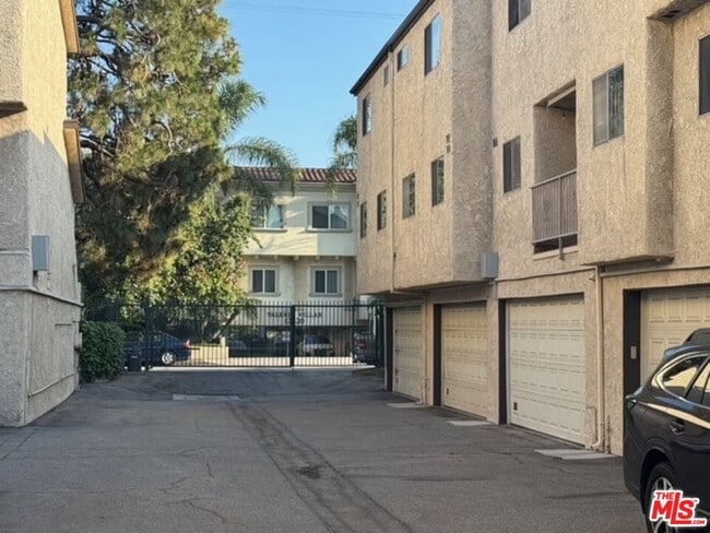 Building Photo - 13609 Valerio St
