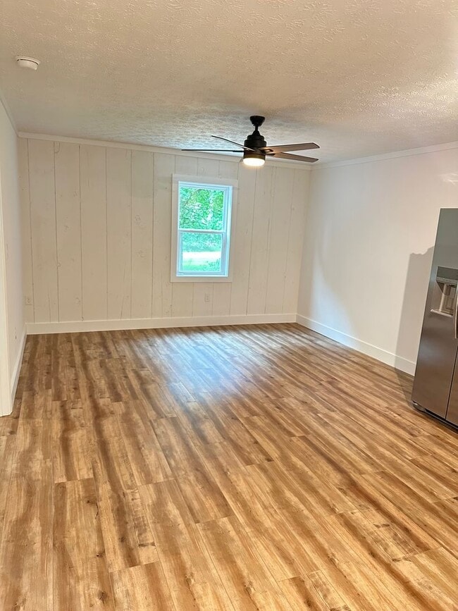 Building Photo - Remodeled Detached Above-Garage Hull Apartment!