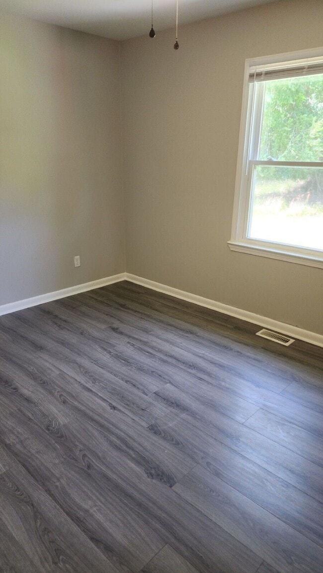 Building Photo - 303a Alice Dr