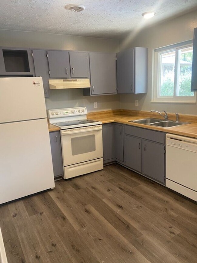 Building Photo - Strawberry Plains 37871 - 2 bedroom, 1 bat...