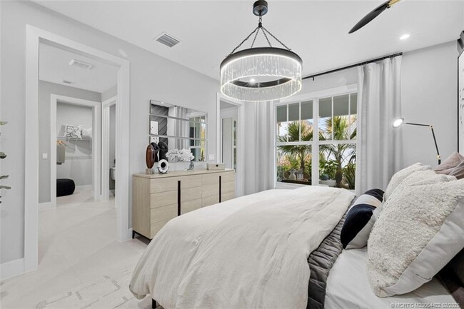 Building Photo - 823 SW Pr Ave