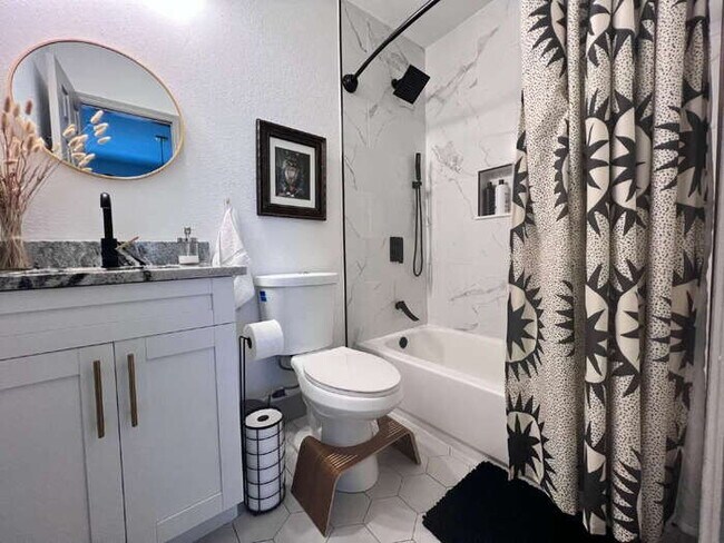 Building Photo - "Charming 2-Bed, 2-Bath Gem in the Heart of St. Petersburg – 1100 Sq. Ft. of Comfort!"